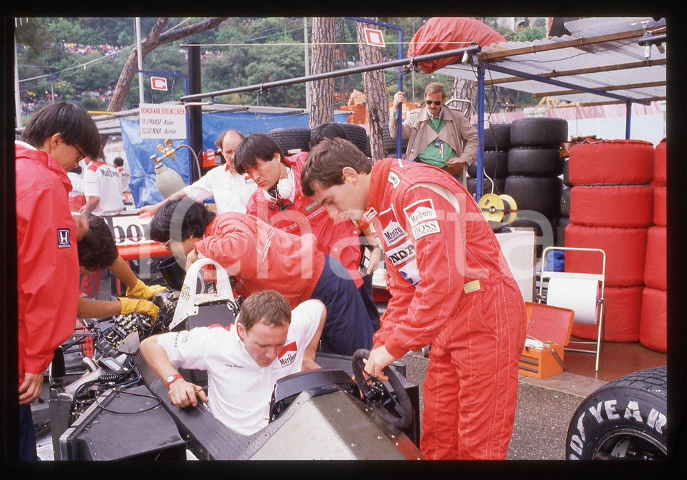 Fotografia d epoca originale 35mm vintage slide 1988 MONTECARLO Ayrton SENNA con i meccanici MCLAREN 1