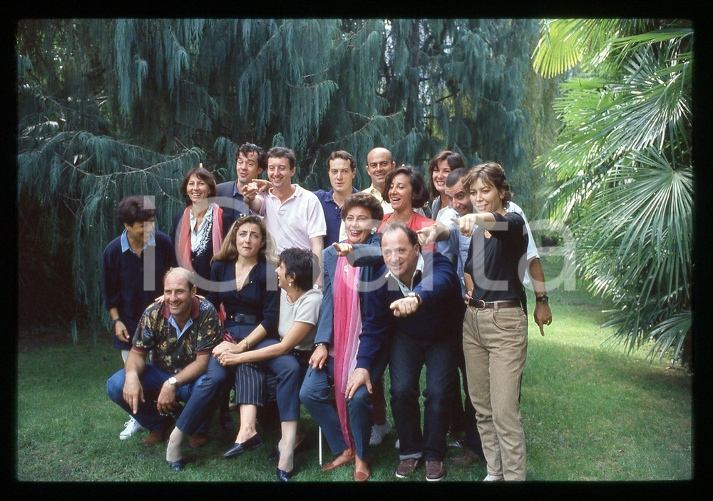 35mm vintage slide* 1993 AVANZI RAI 3 Serena DANDINI e Corrado GUZZANTI   Diapositiva d'epoca, in formato 35 mm.Con loro nella diapositiva: Cinzia Leone, Francesca Reggiani, Sabina Guzzanti, Maurizio Crozza.  CONDIZIONI: GOODE' severamente vietata la riproduzione. Tutti i diritti sono riservati. ICharta mette in vendita, sul negozio eBay e in esclusiva sul sito "icharta" il proprio archivio composto da numerose diapositive e negativi fotografici d'epoca, tutti originali e autentici, che attraversano la storia del costume italiano tra gli la fine degli anni Sessanta e Novanta.Si tratta di uno sguardo inedito sull'attualit&agrave;, la politica, la vita quotidiana, il gossip e la cultura, che fotografa il cambiamento della nazione in quest'ultimo scorcio del XX secolo. Un'occasione unica per il mercato del collezionismo, che vede finalmente disponibile un archivio eccezionale per vastit&agrave;, tematiche e condizioni, in un settore (il negativo fotografico e la diapositiva) di assoluta novit&agrave; e dalle interessanti prospettive di investimento.  originale e autentica 1