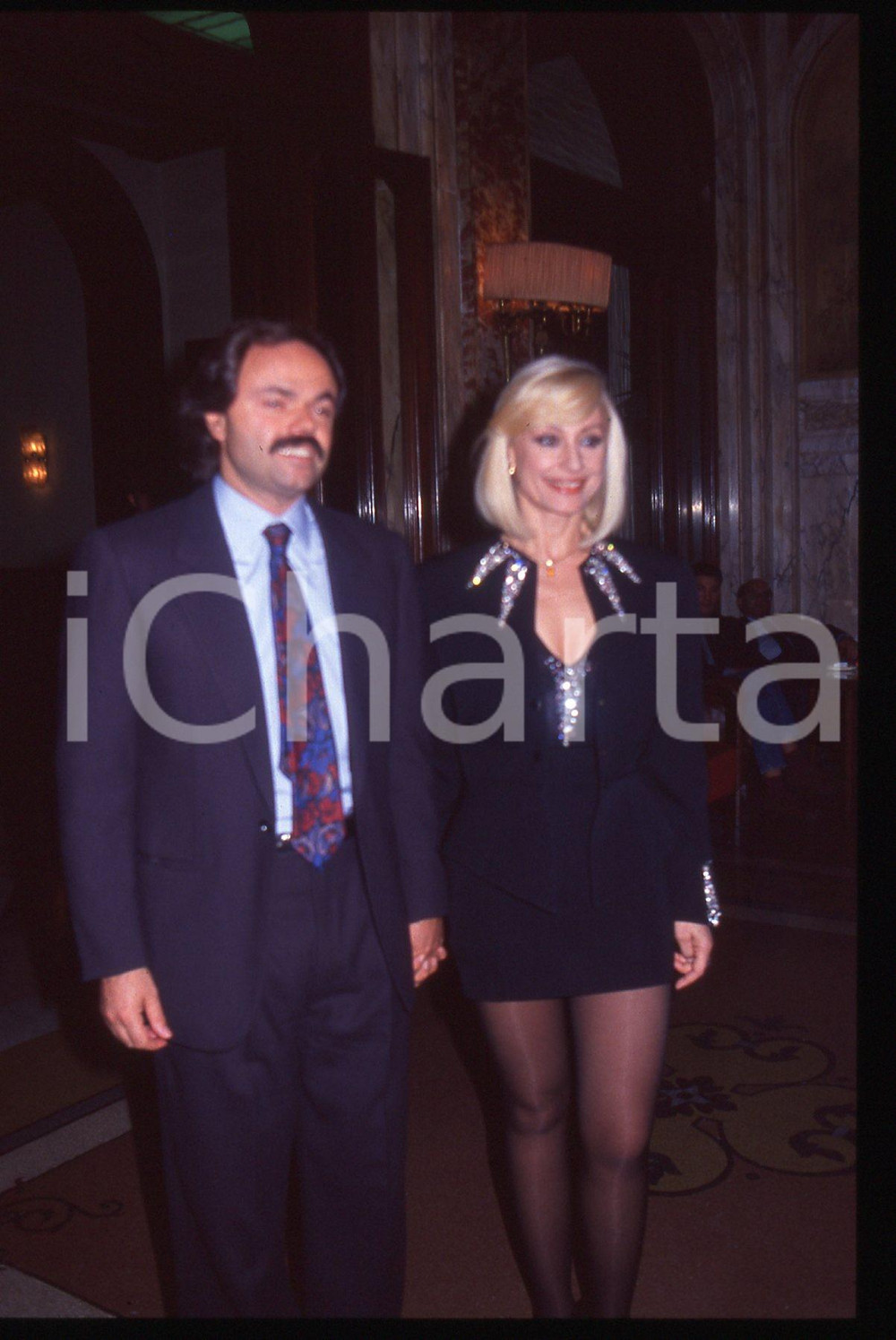 35mm vintage slide* 1985ca Raffaella CARRA' con Sergio JAPINO (5)   Diapositiva d'epoca, in formato 35 mm. CONDIZIONI: GOODE' severamente vietata la riproduzione. Tutti i diritti sono riservati. ICharta mette in vendita, sul negozio eBay e in esclusiva sul sito "icharta" il proprio archivio composto da numerose diapositive e negativi fotografici d'epoca, tutti originali e autentici, che attraversano la storia del costume italiano tra gli la fine degli anni Sessanta e Novanta.Si tratta di uno sguardo inedito sull'attualit&agrave;, la politica, la vita quotidiana, il gossip e la cultura, che fotografa il cambiamento della nazione in quest'ultimo scorcio del XX secolo. Un'occasione unica per il mercato del collezionismo, che vede finalmente disponibile un archivio eccezionale per vastit&agrave;, tematiche e condizioni, in un settore (il negativo fotografico e la diapositiva) di assoluta novit&agrave; e dalle interessanti prospettive di investimento.     originale e autentica 1