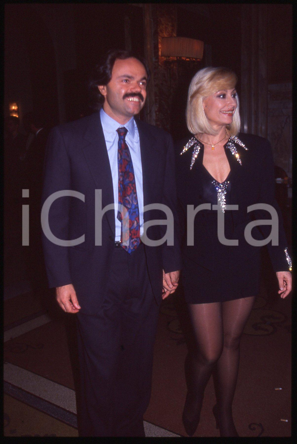 35mm vintage slide* 1985ca Raffaella CARRA' con Sergio JAPINO (6)   Diapositiva d'epoca, in formato 35 mm. CONDIZIONI: GOODE' severamente vietata la riproduzione. Tutti i diritti sono riservati. ICharta mette in vendita, sul negozio eBay e in esclusiva sul sito "icharta" il proprio archivio composto da numerose diapositive e negativi fotografici d'epoca, tutti originali e autentici, che attraversano la storia del costume italiano tra gli la fine degli anni Sessanta e Novanta.Si tratta di uno sguardo inedito sull'attualit&agrave;, la politica, la vita quotidiana, il gossip e la cultura, che fotografa il cambiamento della nazione in quest'ultimo scorcio del XX secolo. Un'occasione unica per il mercato del collezionismo, che vede finalmente disponibile un archivio eccezionale per vastit&agrave;, tematiche e condizioni, in un settore (il negativo fotografico e la diapositiva) di assoluta novit&agrave; e dalle interessanti prospettive di investimento.     originale e autentica 1