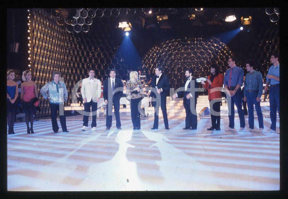 35mm vintage slide* 1988 RAFFAELLA CARRA' SHOW Raffaella CARRA' e Lello ARENA   Diapositiva d'epoca, in formato 35 mm.Con loro nella foto anche Renato Zero, Gianfranco D'Angelo, Jerry Lewis. CONDIZIONI: GOODE' severamente vietata la riproduzione. Tutti i diritti sono riservati. ICharta mette in vendita, sul negozio eBay e in esclusiva sul sito "icharta" il proprio archivio composto da numerose diapositive e negativi fotografici d'epoca, tutti originali e autentici, che attraversano la storia del costume italiano tra gli la fine degli anni Sessanta e Novanta.Si tratta di uno sguardo inedito sull'attualit&agrave;, la politica, la vita quotidiana, il gossip e la cultura, che fotografa il cambiamento della nazione in quest'ultimo scorcio del XX secolo. Un'occasione unica per il mercato del collezionismo, che vede finalmente disponibile un archivio eccezionale per vastit&agrave;, tematiche e condizioni, in un settore (il negativo fotografico e la diapositiva) di assoluta novit&agrave; e dalle interessanti prospettive di investimento.  originale e autentica 1