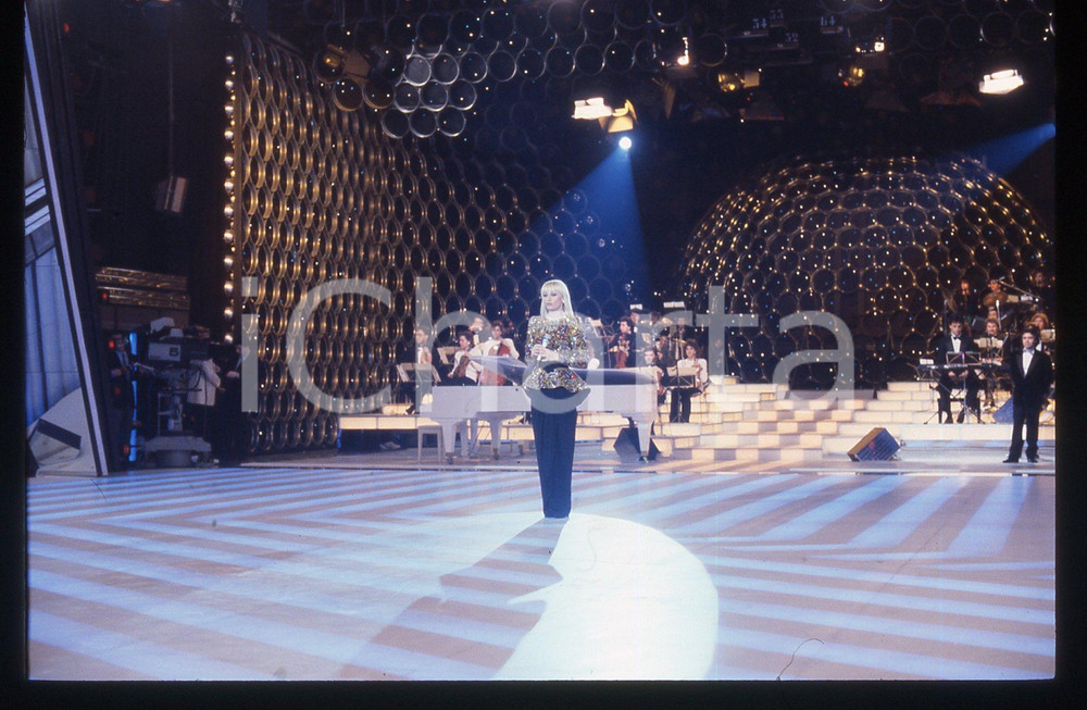 35mm vintage slide*1988 RAFFAELLA CARRA' SHOW Raffaella CARRA' sul palcoscenico