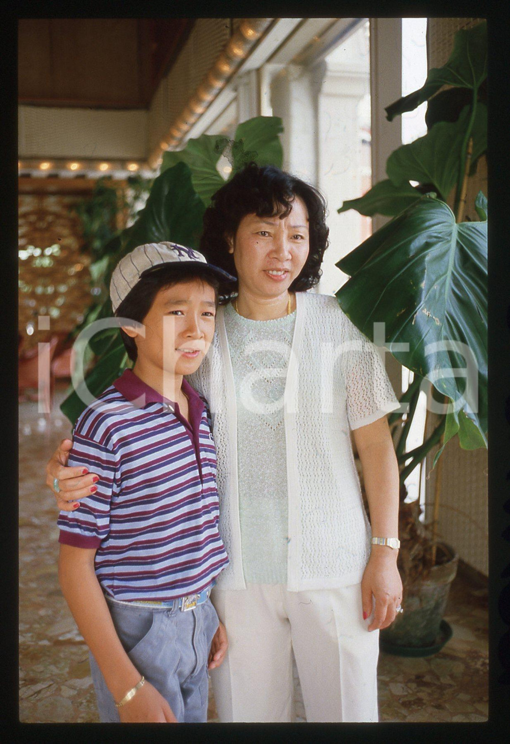35mm vintage slide* 1985ca CINEMA - Jonathan KE QUAN ritratto con la madre