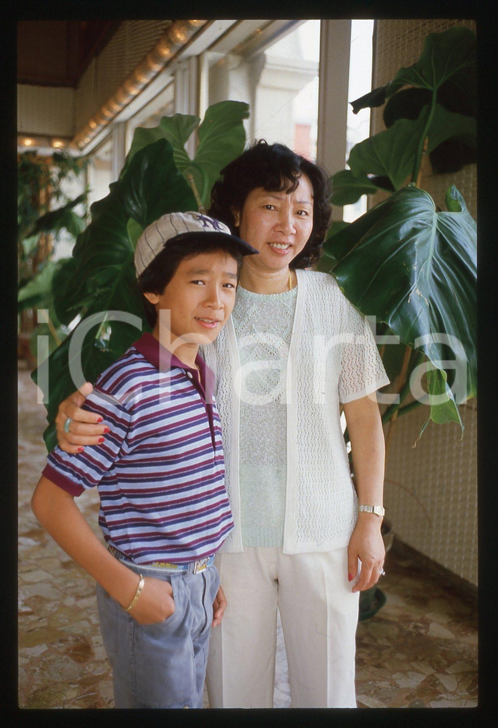 35mm vintage slide* 1985ca CINEMA - Jonathan KE QUAN ritratto con la madre *