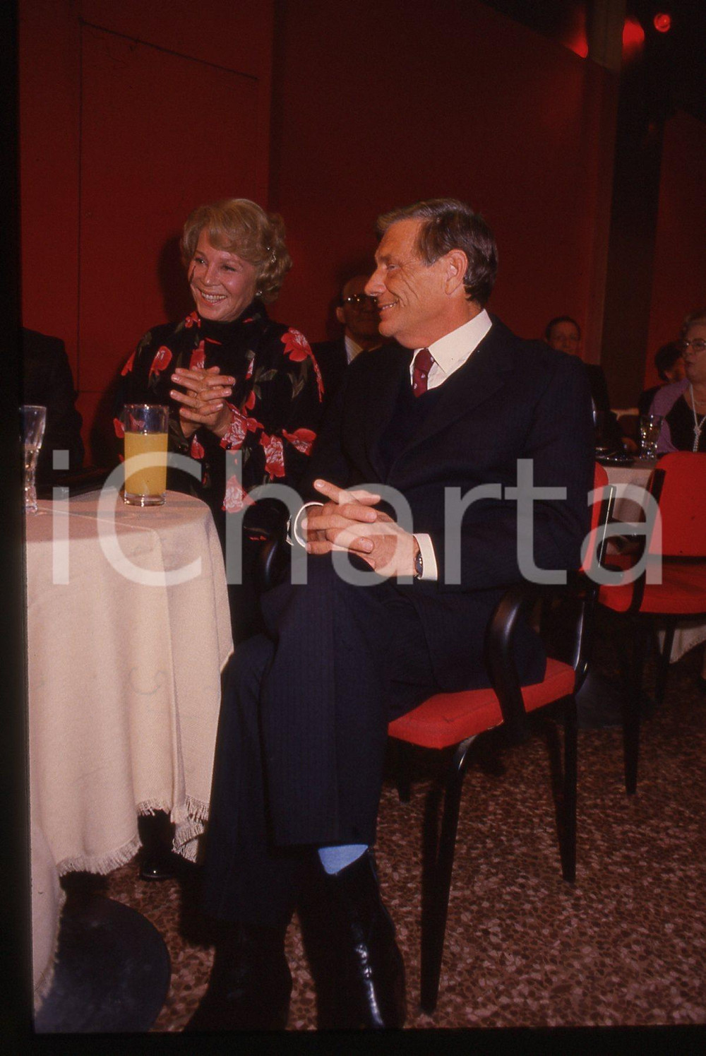 35mm vintage slide* 1985ca CINEMA Ingrid THULIN ritratta con Renzo PALMER *