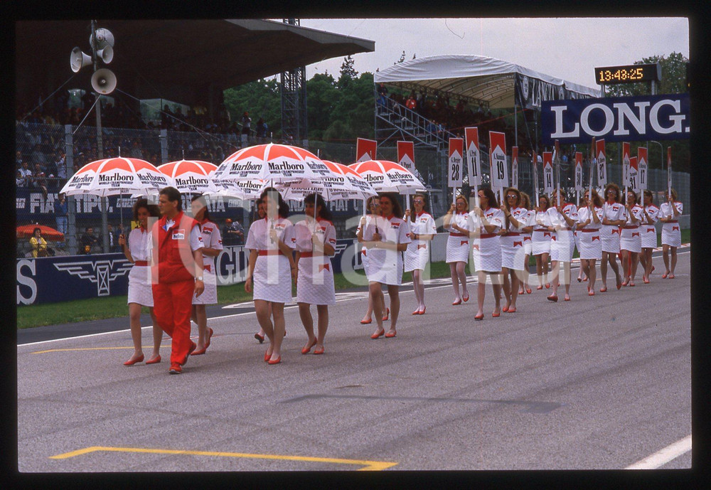 35mm vintage slide* 1988 IMOLA F1 Gran Premio di San MARINO ombrelline in pista