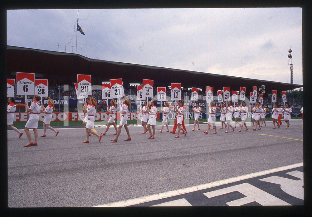 35mm vintage slide* 1988 IMOLA F1 Gran Premio di San MARINO Grid Girls in pista