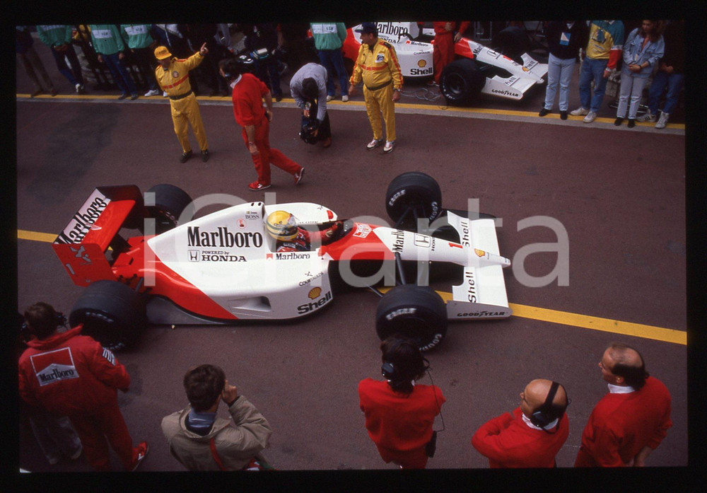 Fotografia d epoca originale 35mm vintage slide 1992 FORMULA 1  Ayrton Senna nei box su MCLAREN MP 4/6B 1