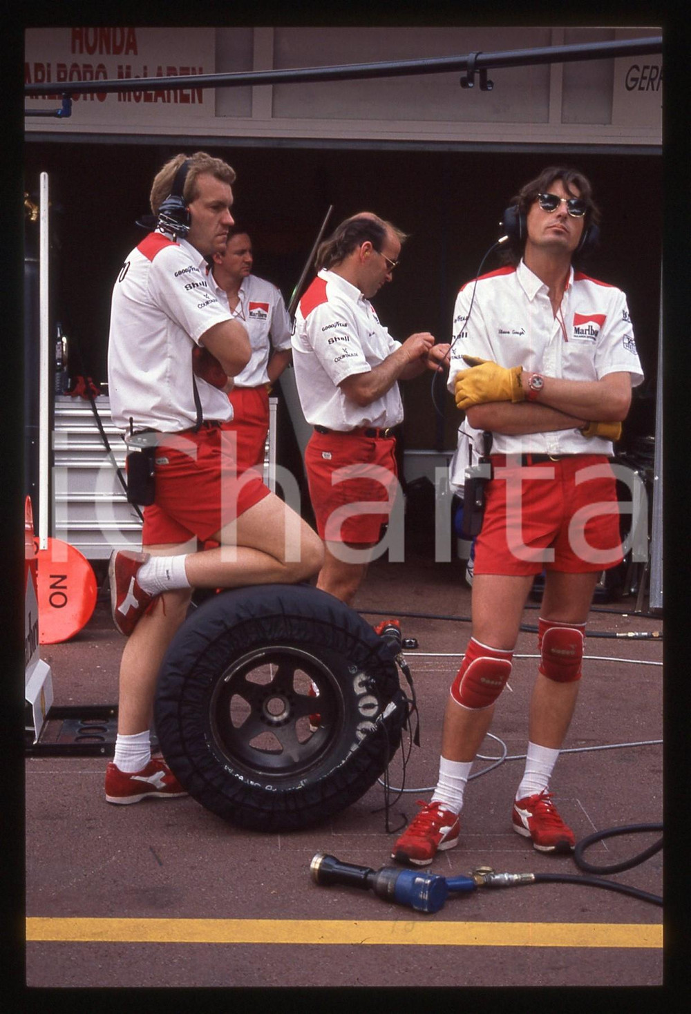 35mm vintage slide* 1990ca FORMULA 1 - Meccanici scuderia MCLAREN ai box
