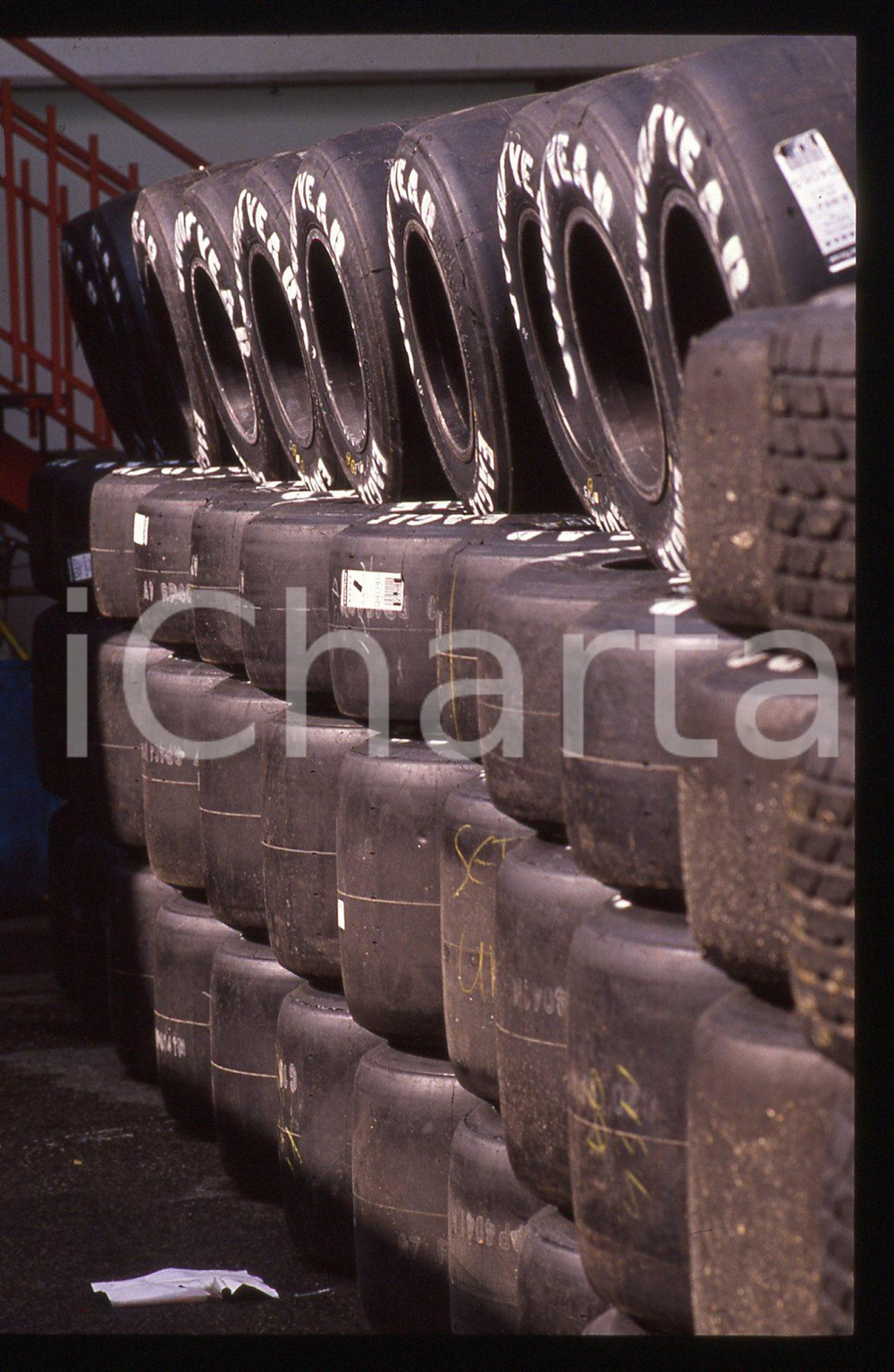 35mm vintage slide* 1990ca FORMULA 1  GOODYEAR pneumatici da corsa slick nei box