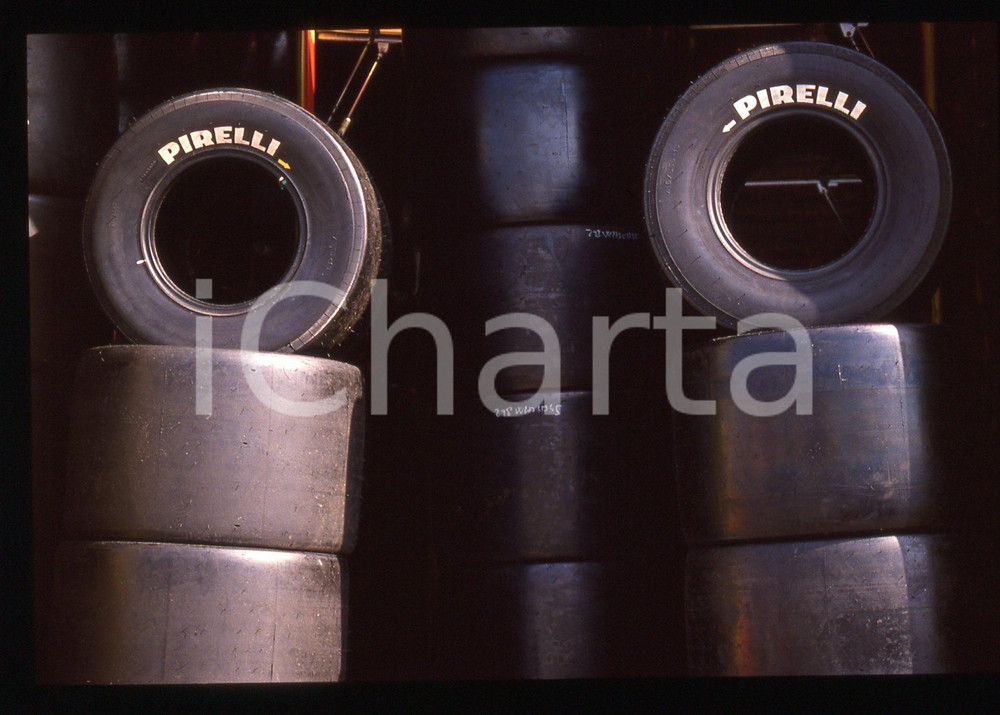 35mm vintage slide* 1990ca FORMULA 1 - PIRELLI pneumatici da corsa slick nei box