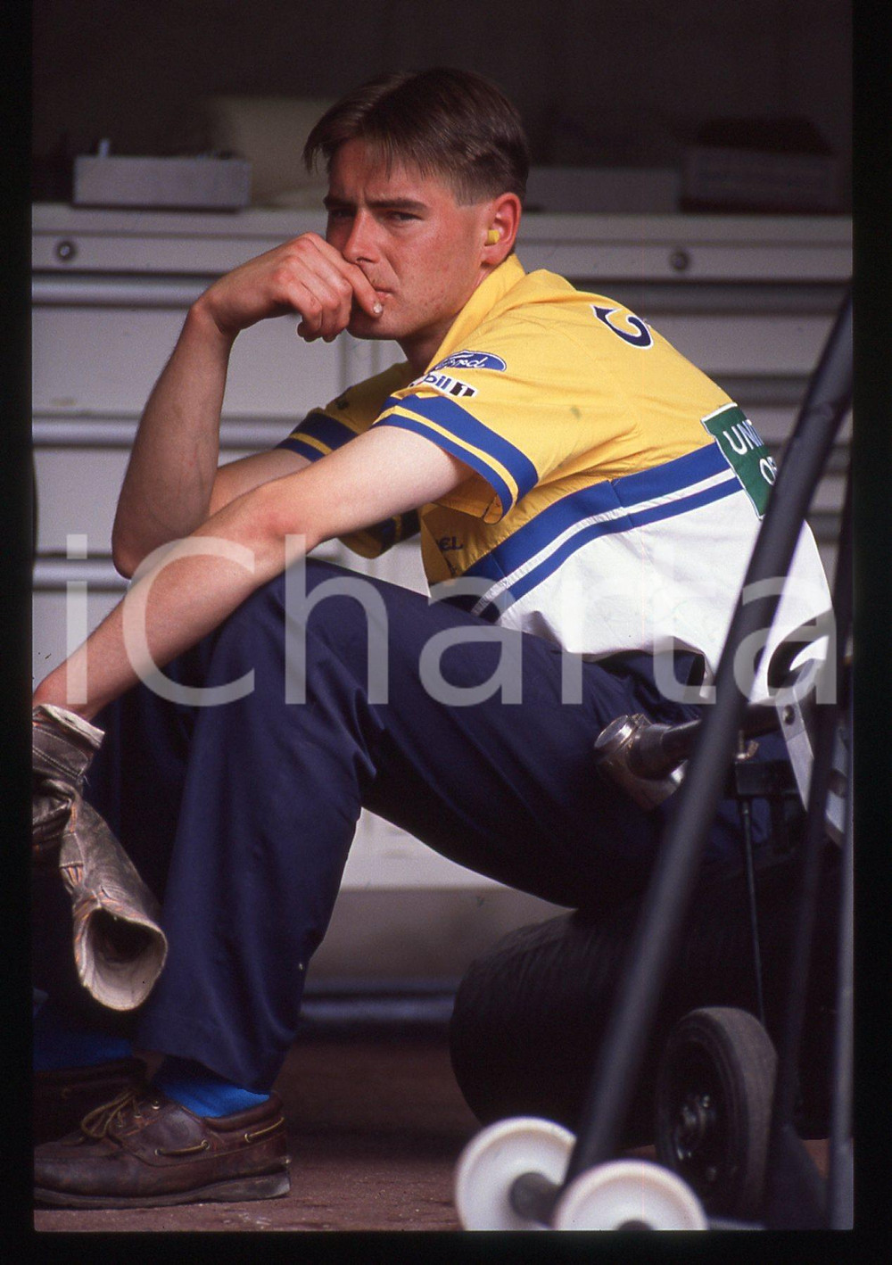 35mm vintage slide* 1990ca FORMULA 1 - Meccanico scuderia BENETTON nei box