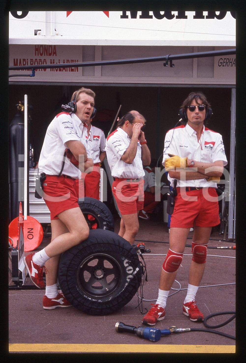 35mm vintage slide* 1990ca FORMULA 1 - Meccanici scuderia MCLAREN ai box *