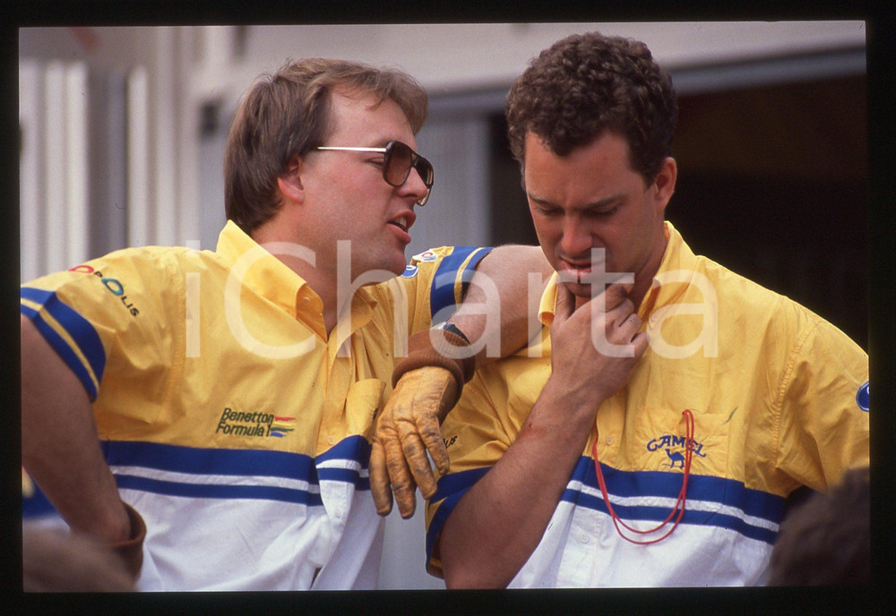 35mm vintage slide* 1990ca FORMULA 1 - Meccanici scuderia BENETTON ai box *