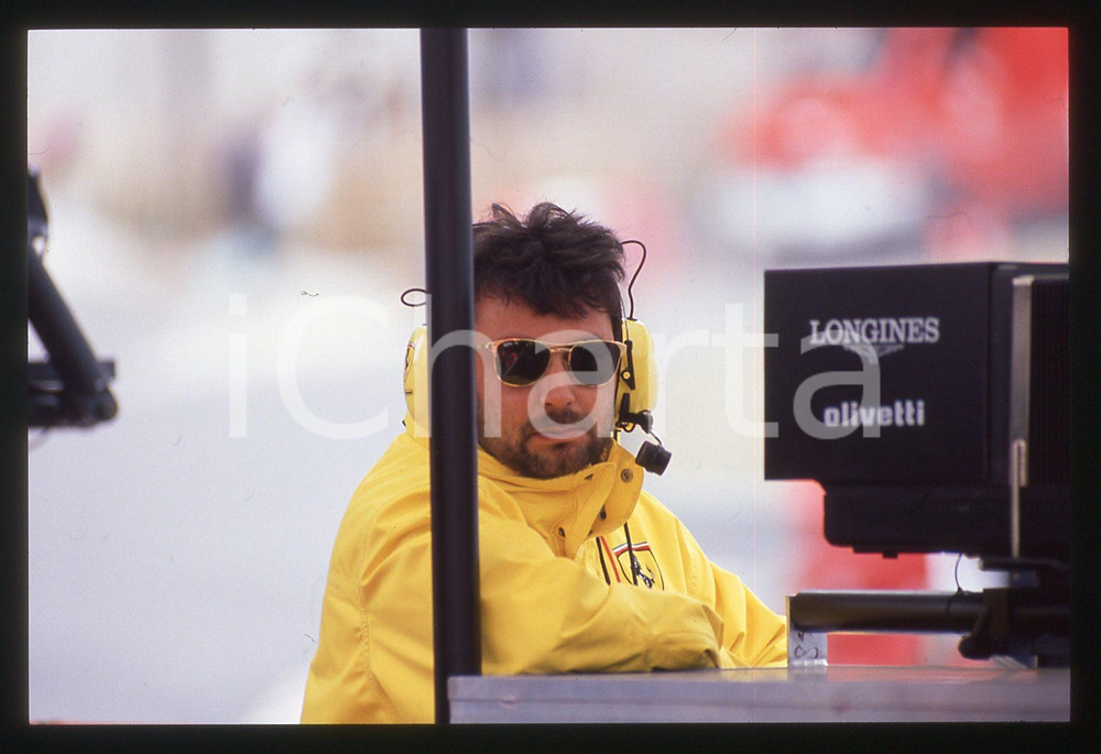 35mm vintage slide* 1990ca FORMULA 1 - Tecnico scuderia FERRARI nei box