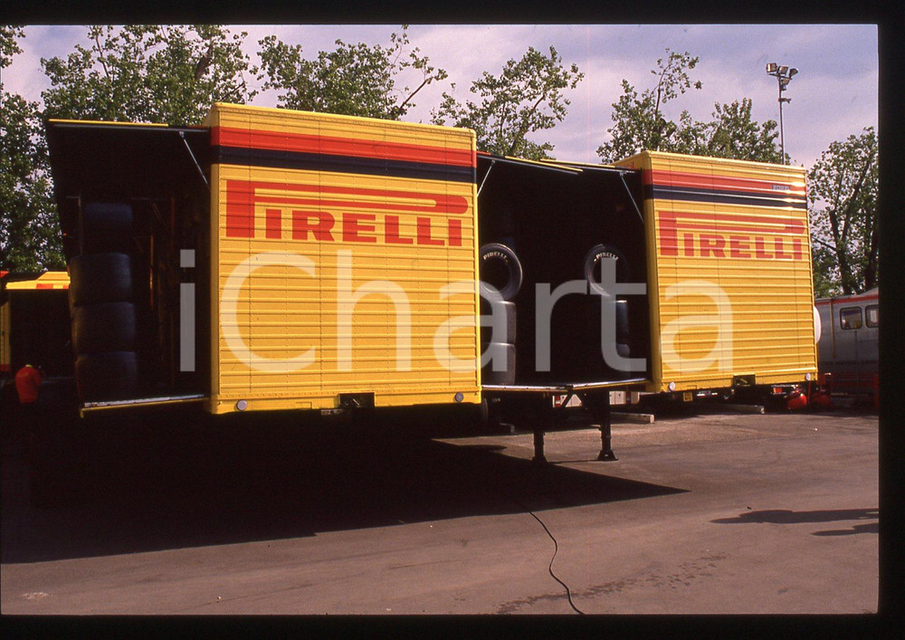 35mm vintage slide* 1990ca FORMULA 1 - PIRELLI box per il trasporto pneumatici