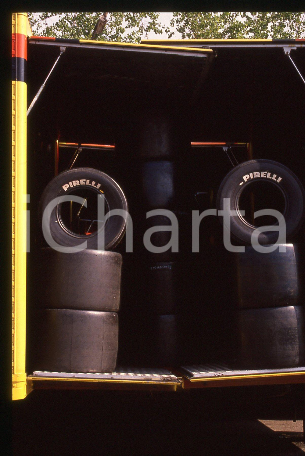 35mm vintage slide* 1990ca FORMULA 1 - trasporto PIRELLI pneumatici da corsa 