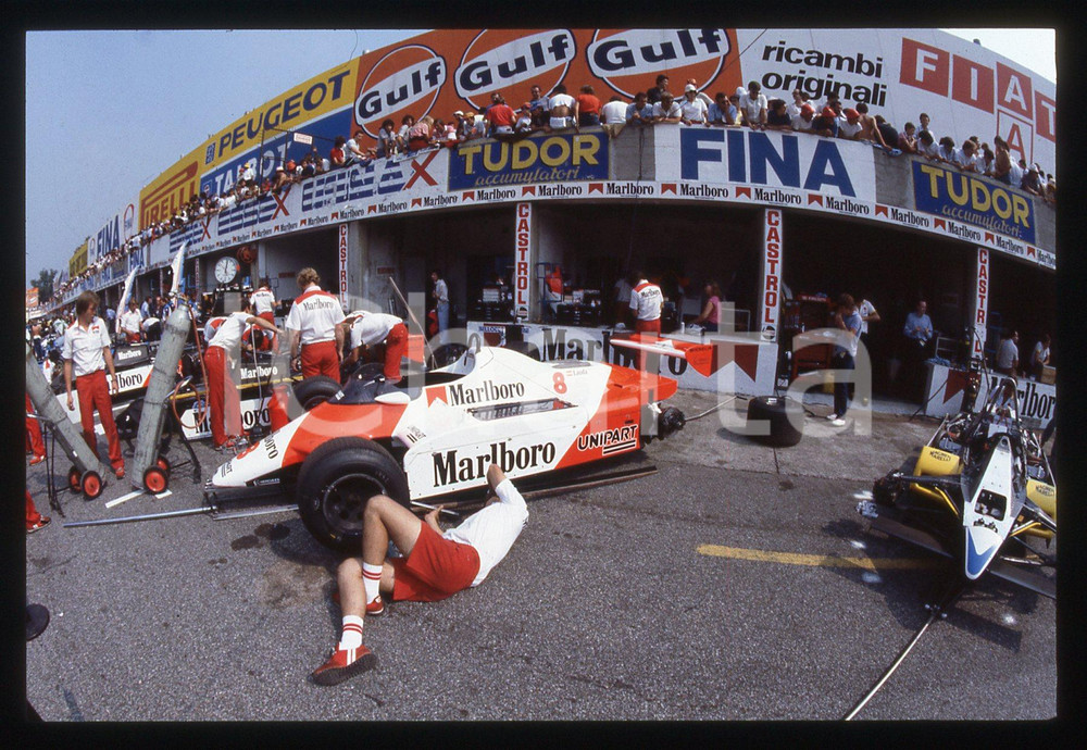 Fotografia d epoca originale 35mm vintage slide 1984 FORMULA 1 MONZA MCLAREN MP 4/2 di Niki LAUDA ai box 1