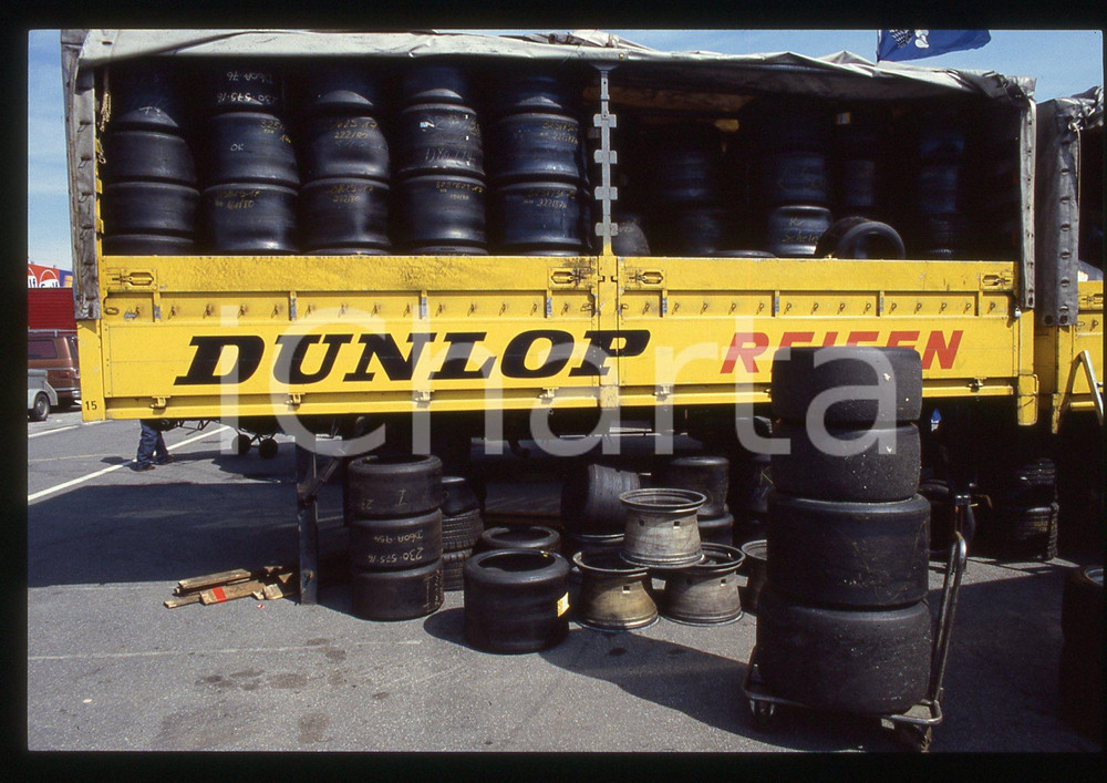 35mm vintage slide* 1990ca FORMULA 1 - DUNLOP Trasporto pneumatici da gara 