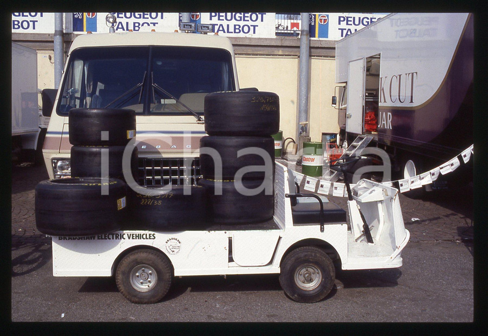 35mm vintage slide* 1990ca FORMULA 1 - Trasporto pneumatici da gara 