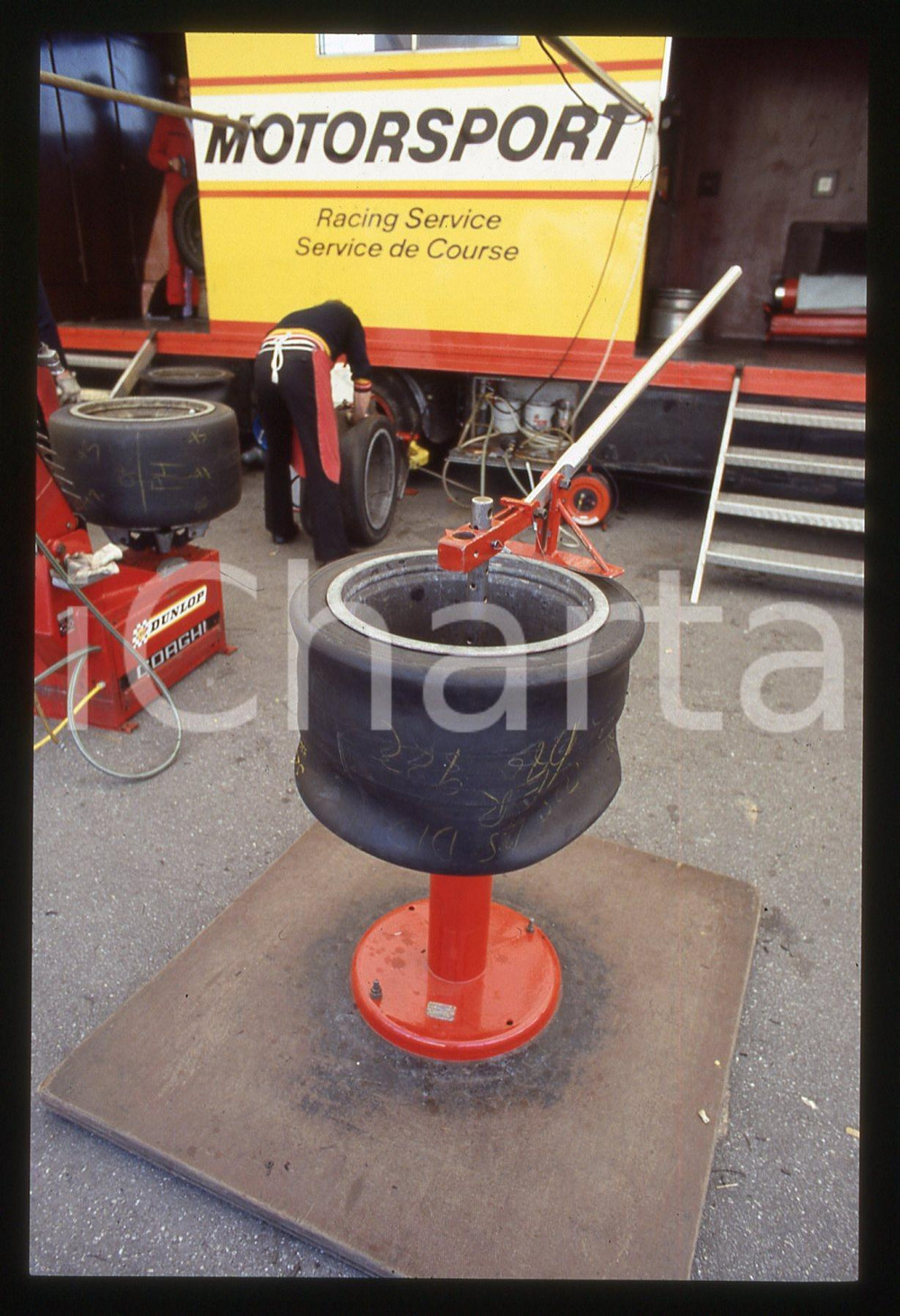 35mm vintage slide* 1990ca FORMULA 1 - DUNLOP riparazione pneumatico danneggiato