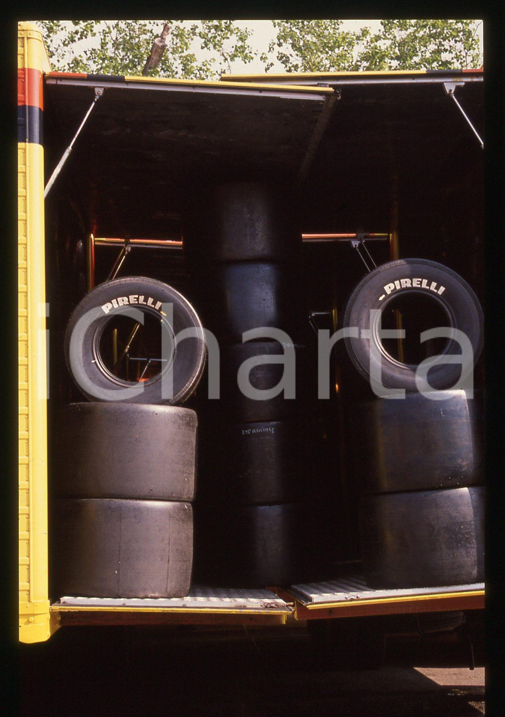 35mm vintage slide* 1990ca FORMULA 1 - PIRELLI trasporto  pneumatici da corsa