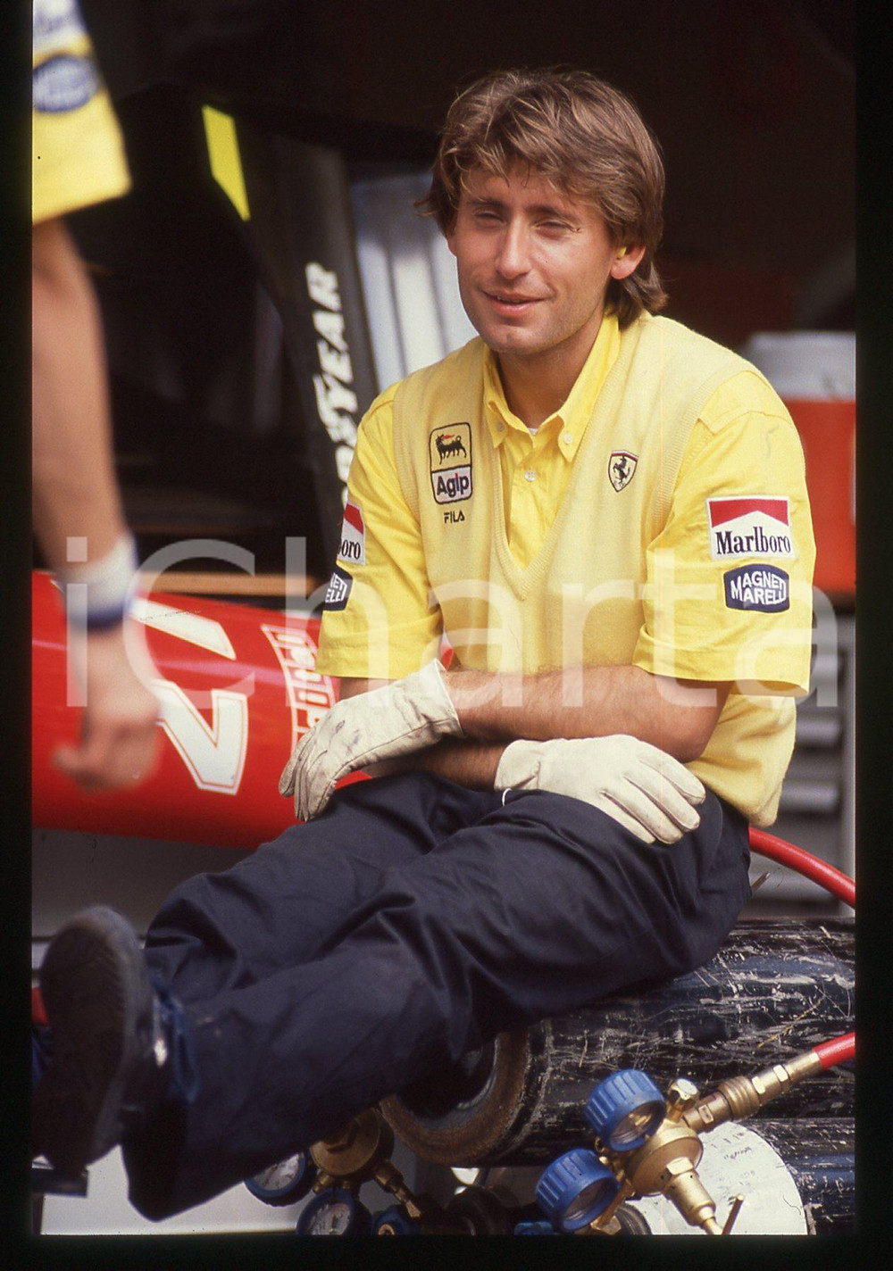 35mm vintage slide* 1990ca FORMULA 1 - Meccanico scuderia FERRARI ai box