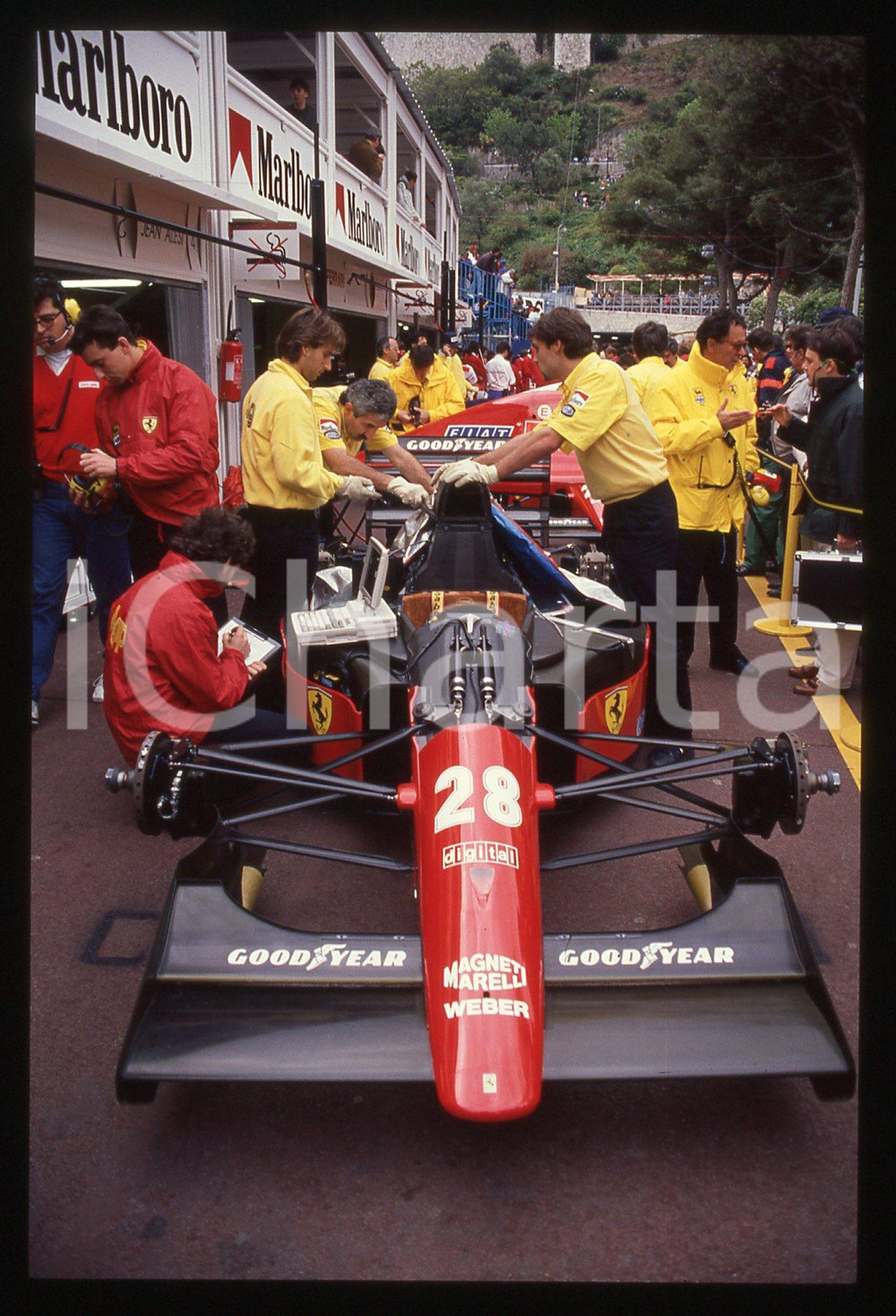 35mm vintage slide* 1991 MONTECARLO GP F1 - FERRARI 642 di Jean ALESI ai box
