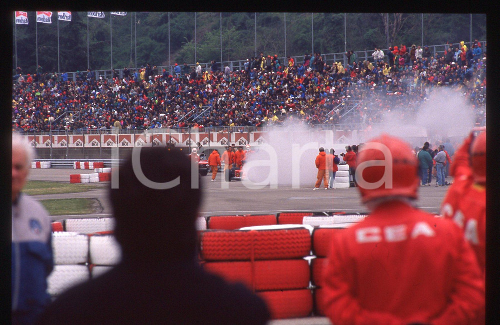 Fotografia d epoca originale 35mm vintage slide 1990ca FORMULA 1 MONZA meccanici durante prove sul circuito 1