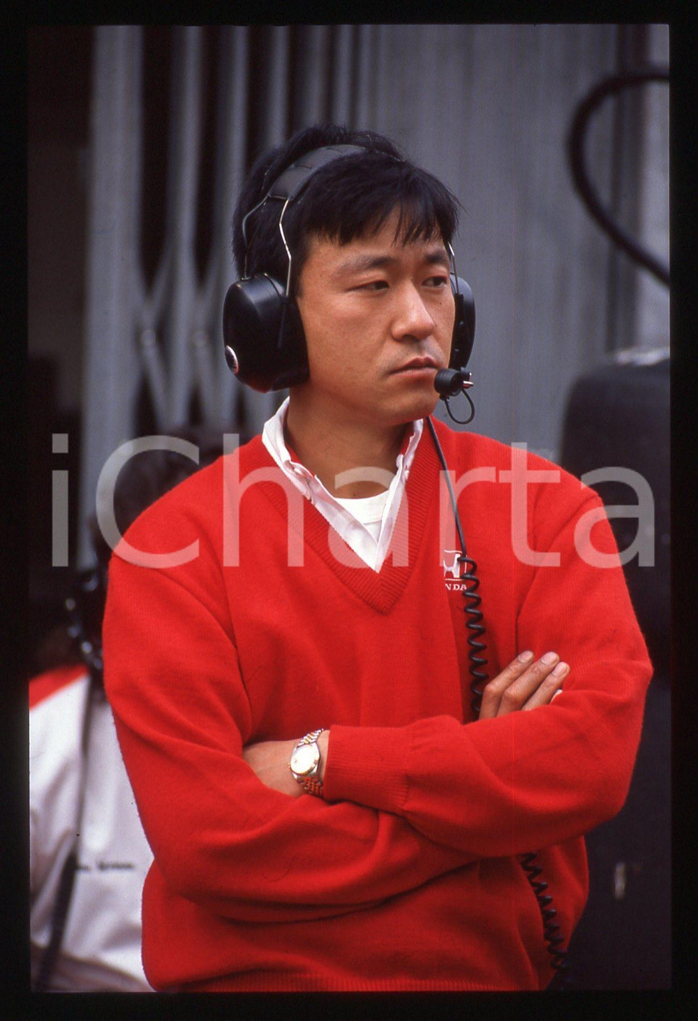 35mm vintage slide* 1990ca FORMULA 1 Motorista HONDA ritratto nei box MCLAREN   Diapositiva d'epoca, in formato 35 mm. CONDIZIONI: GOODE' severamente vietata la riproduzione. Tutti i diritti sono riservati. ICharta mette in vendita, sul negozio eBay e in esclusiva sul sito "icharta" il proprio archivio composto da numerose diapositive e negativi fotografici d'epoca, tutti originali e autentici, che attraversano la storia del costume italiano tra gli la fine degli anni Sessanta e Novanta.Si tratta di uno sguardo inedito sull'attualit&agrave;, la politica, la vita quotidiana, il gossip e la cultura, che fotografa il cambiamento della nazione in quest'ultimo scorcio del XX secolo. Un'occasione unica per il mercato del collezionismo, che vede finalmente disponibile un archivio eccezionale per vastit&agrave;, tematiche e condizioni, in un settore (il negativo fotografico e la diapositiva) di assoluta novit&agrave; e dalle interessanti prospettive di investimento.  originale e autentica 1