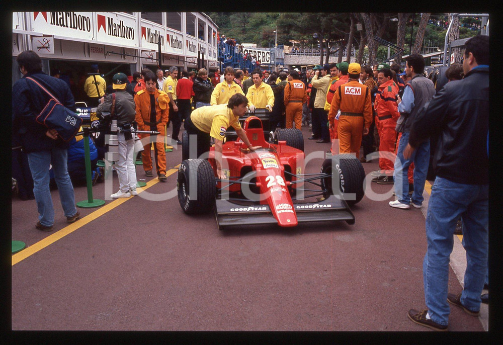 35mm vintage slide* 1991 MONTECARLO GP F1 - FERRARI 642 di Jean ALESI ai box (2)