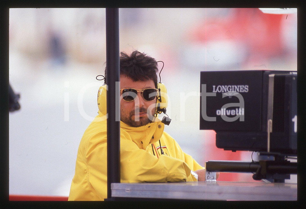 35mm vintage slide* 1990ca FORMULA 1 - Tecnico scuderia FERRARI nei box *