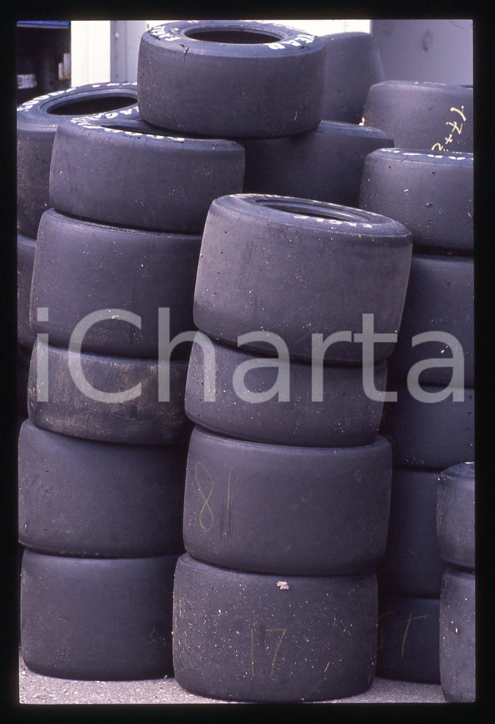 35mm vintage slide*1990ca FORMULA 1 - GOODYEAR pneumatici da corsa slick nei box