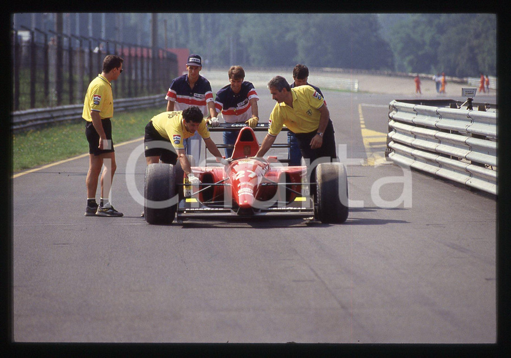 35mm vintage slide* 1992 FORMULA 1 - Meccanici con FERRARI F92A di Jean ALESI