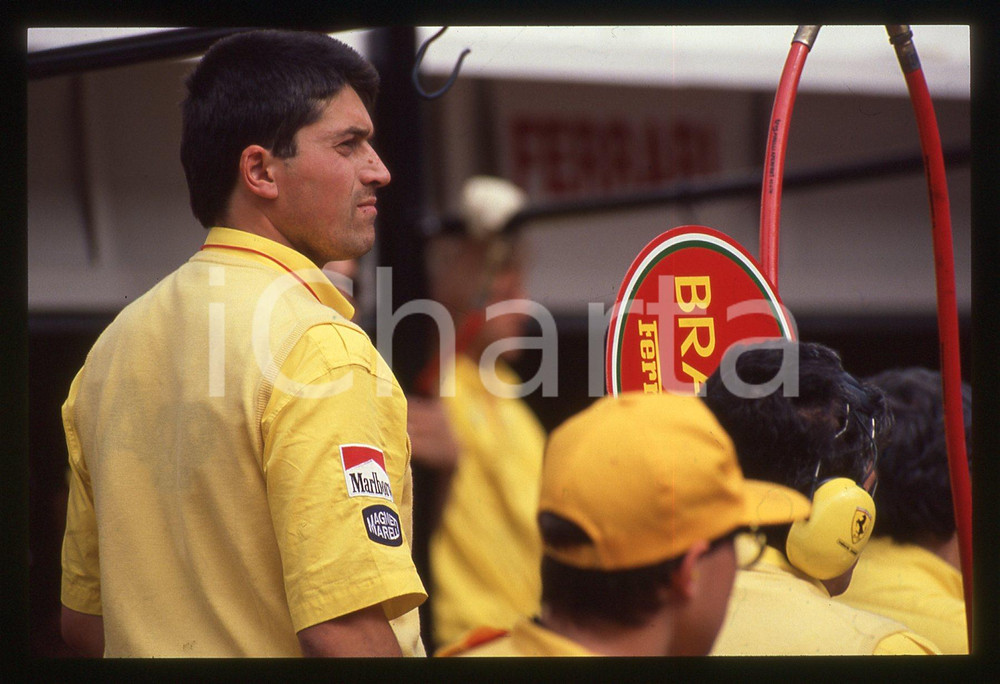 35mm vintage slide** 1990ca FORMULA 1 - Tecnici scuderia FERRARI nei box