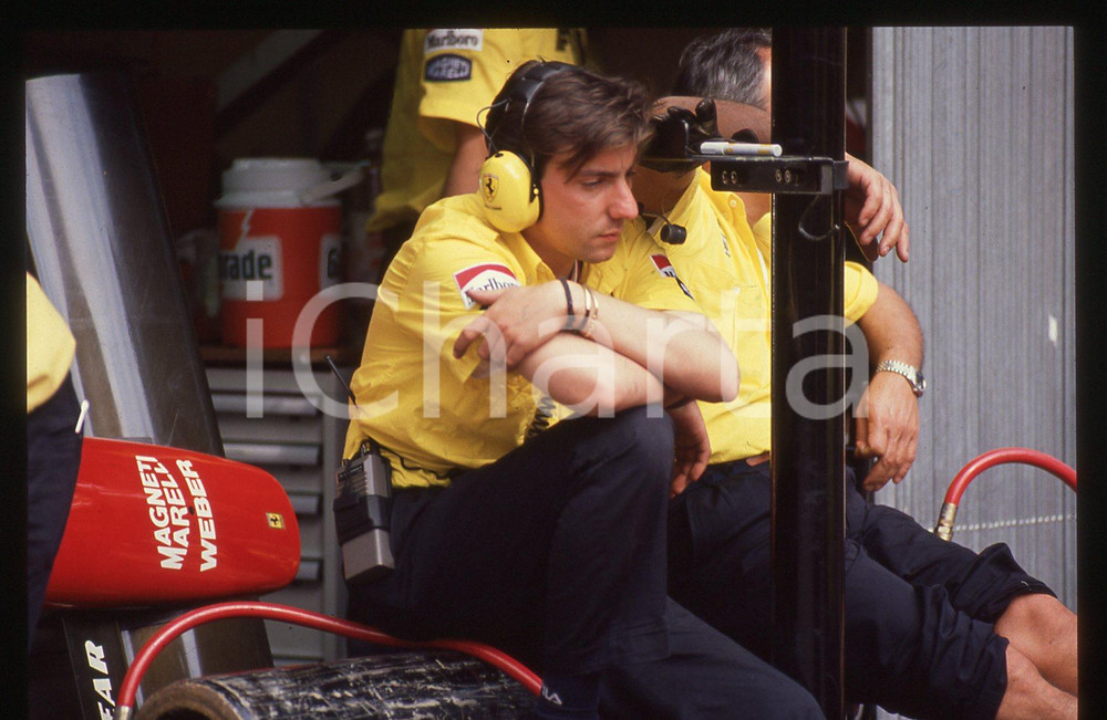 35mm vintage slide* 1990ca FORMULA 1 - Tecnici scuderia FERRARI nei box 