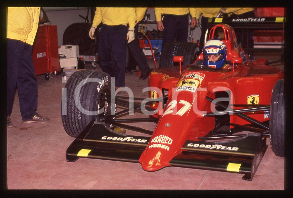 35mm vintage slide* 1991 FORMULA 1 Alain PROST nei box su FERRARI 642   Diapositiva d'epoca, in formato 35 mm. CONDIZIONI: GOODE' severamente vietata la riproduzione. Tutti i diritti sono riservati. ICharta mette in vendita, sul negozio eBay e in esclusiva sul sito "icharta" il proprio archivio composto da numerose diapositive e negativi fotografici d'epoca, tutti originali e autentici, che attraversano la storia del costume italiano tra gli la fine degli anni Sessanta e Novanta.Si tratta di uno sguardo inedito sull'attualit&agrave;, la politica, la vita quotidiana, il gossip e la cultura, che fotografa il cambiamento della nazione in quest'ultimo scorcio del XX secolo. Un'occasione unica per il mercato del collezionismo, che vede finalmente disponibile un archivio eccezionale per vastit&agrave;, tematiche e condizioni, in un settore (il negativo fotografico e la diapositiva) di assoluta novit&agrave; e dalle interessanti prospettive di investimento.    originale e autentica 1