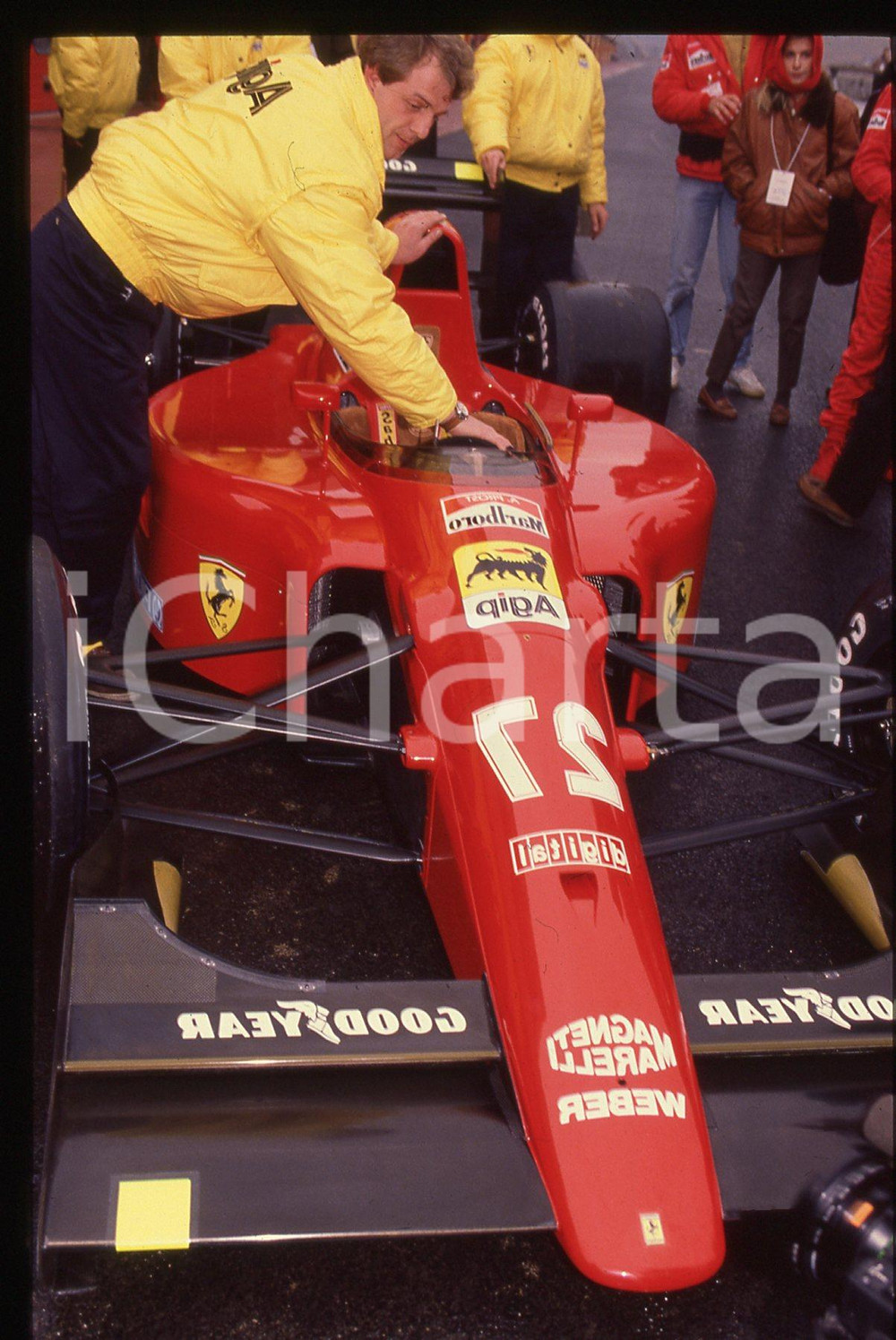 35mm vintage slide* 1991 FORMULA 1 -  FERRARI 642 di Alain PROST ai box 