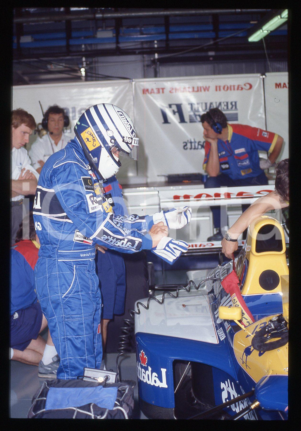 35mm vintage slide* 1991 FORMULA 1 Riccardo PATRESE nei box scuderia WILLIAMS 