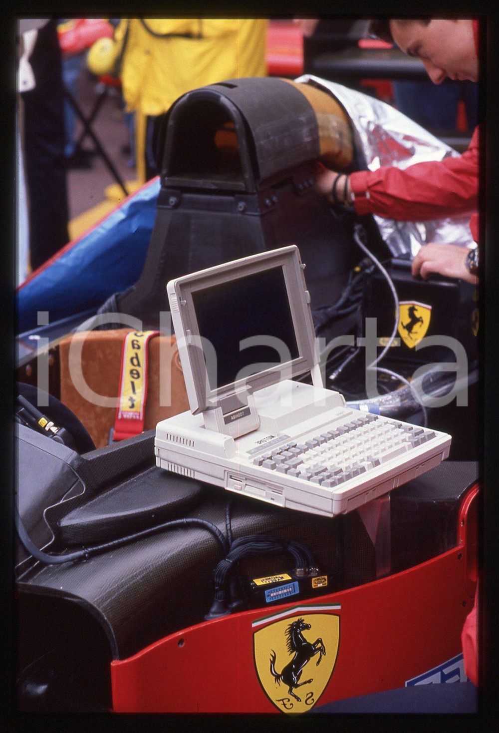 35mm vintage slide* 1990ca FORMULA 1 - Tecnici al lavoro su monoposto FERRARI