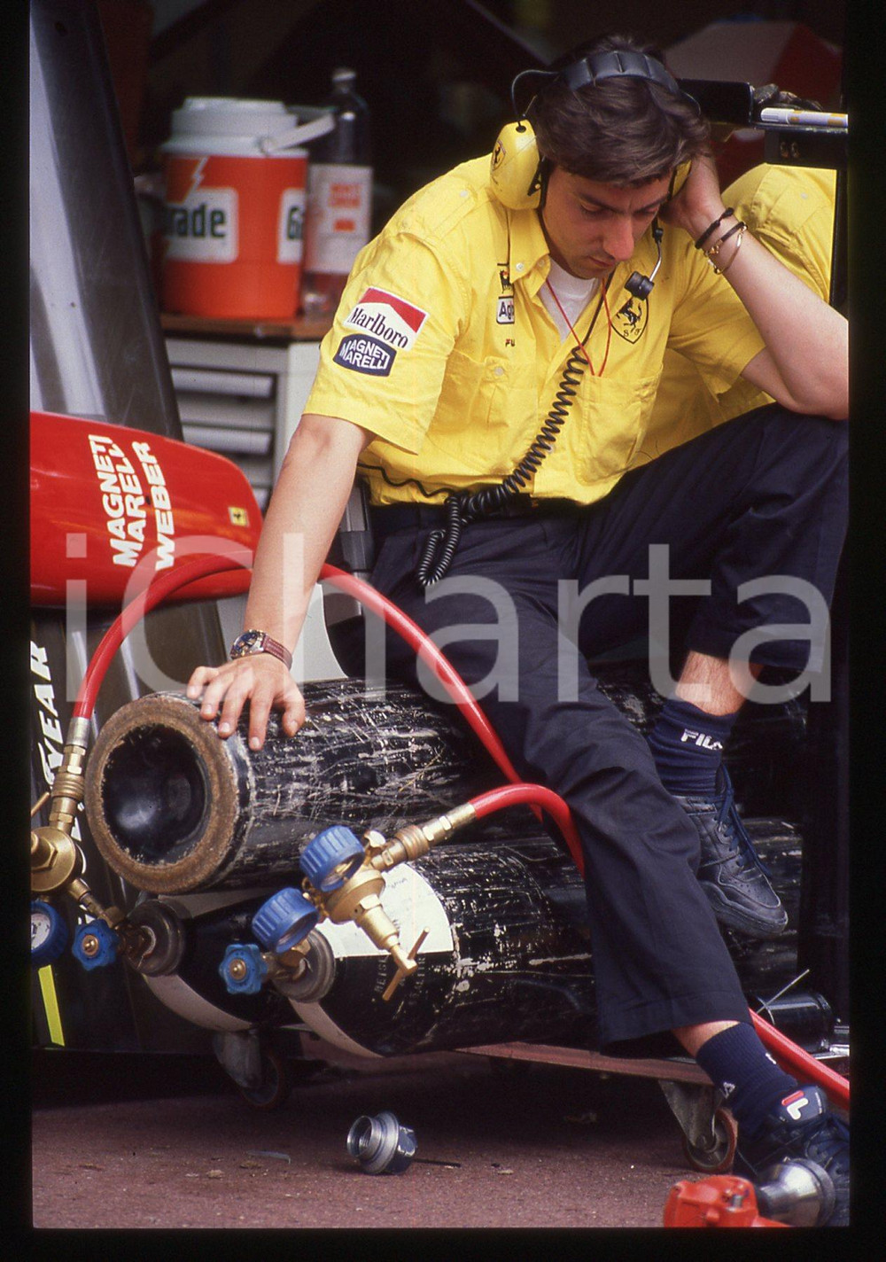35mm vintage slide* 1990ca FORMULA 1 - Meccanico FERRARI nei box della scuderia