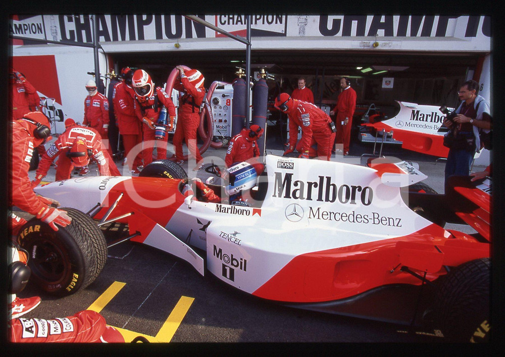 35mm vintage slide* 1995 FORMULA 1 - Mika HAKKINEN nei box su MCLAREN MP4/10