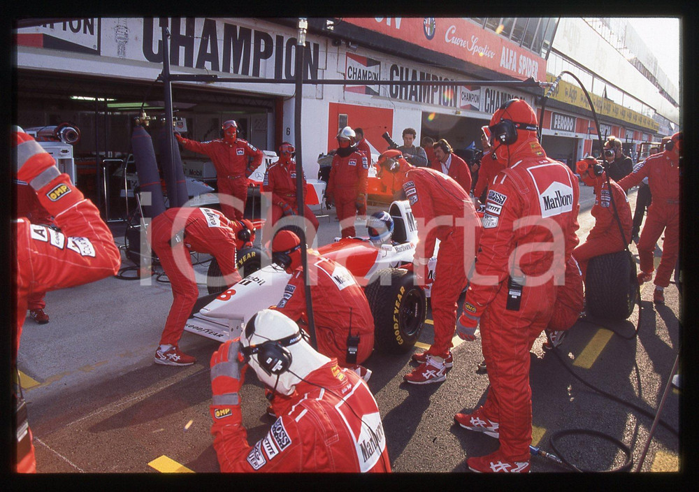 35mm vintage slide* 1995 FORMULA 1 - Mika HAKKINEN ai box su MCLAREN MP4/10 (2)