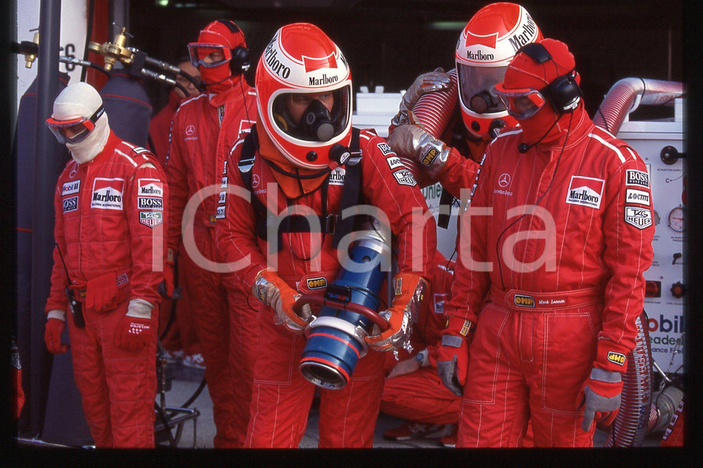 35mm vintage slide* 1995 FORMULA 1 Meccanici MCLAREN al rifornimento vetture 