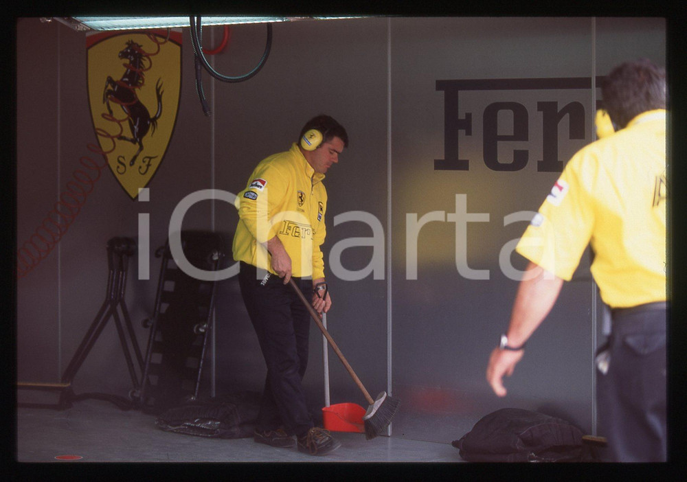 35mm vintage slide* 1995 IMOLA F1 - Membri del team FERRARI al lavoro nei box