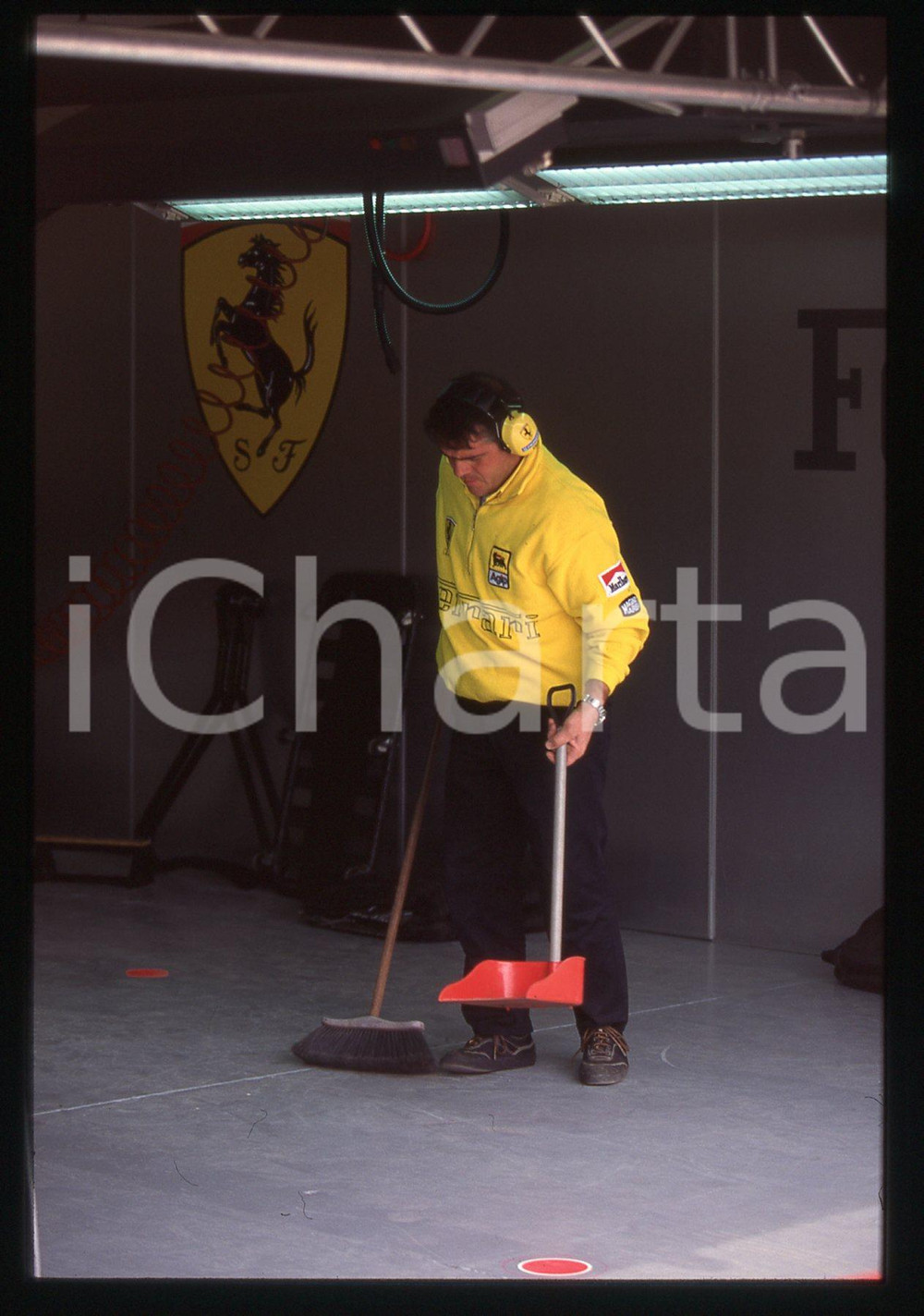 35mm vintage slide* 1995 IMOLA F1 - Membro del team FERRARI al lavoro nei box