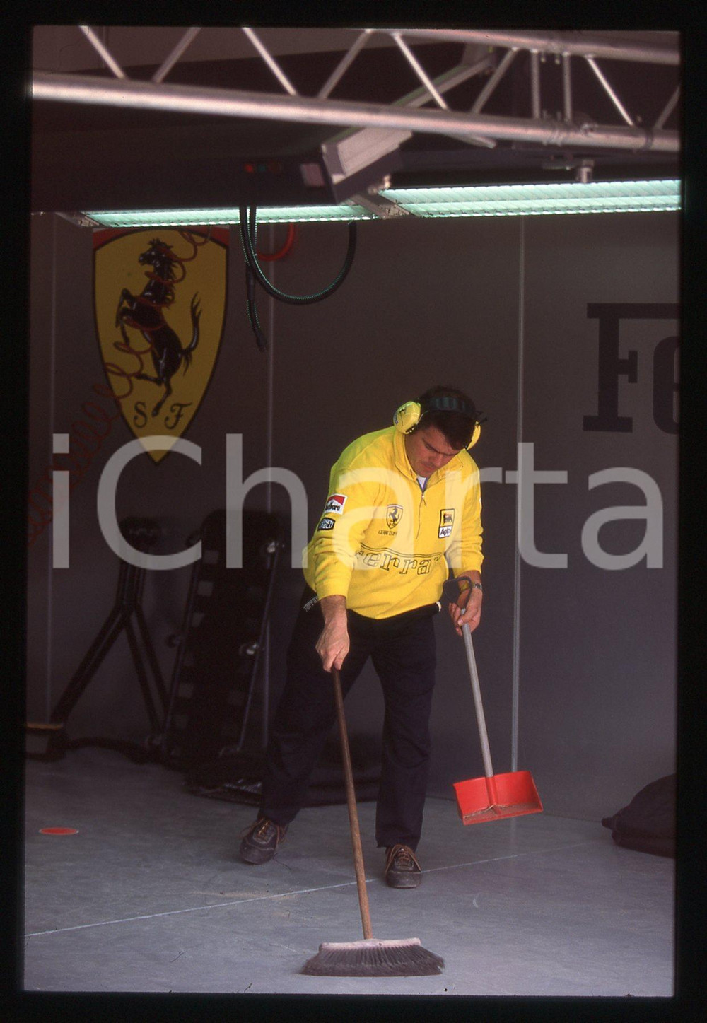 35mm vintage slide* 1995 IMOLA F1 - Membro del team FERRARI al lavoro nei box *