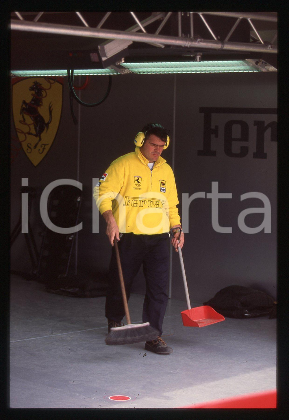 35mm vintage slide* 1995 IMOLA F1  Membro del team FERRARI al lavoro nei box *