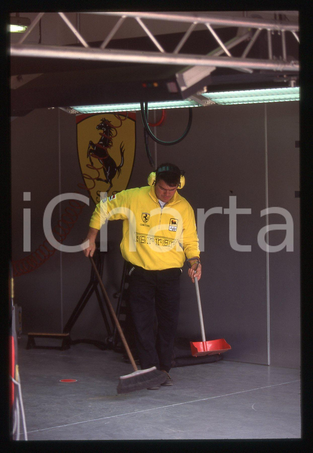 35mm vintage slide* 1995 IMOLA F1  Membro team FERRARI al lavoro nei box *