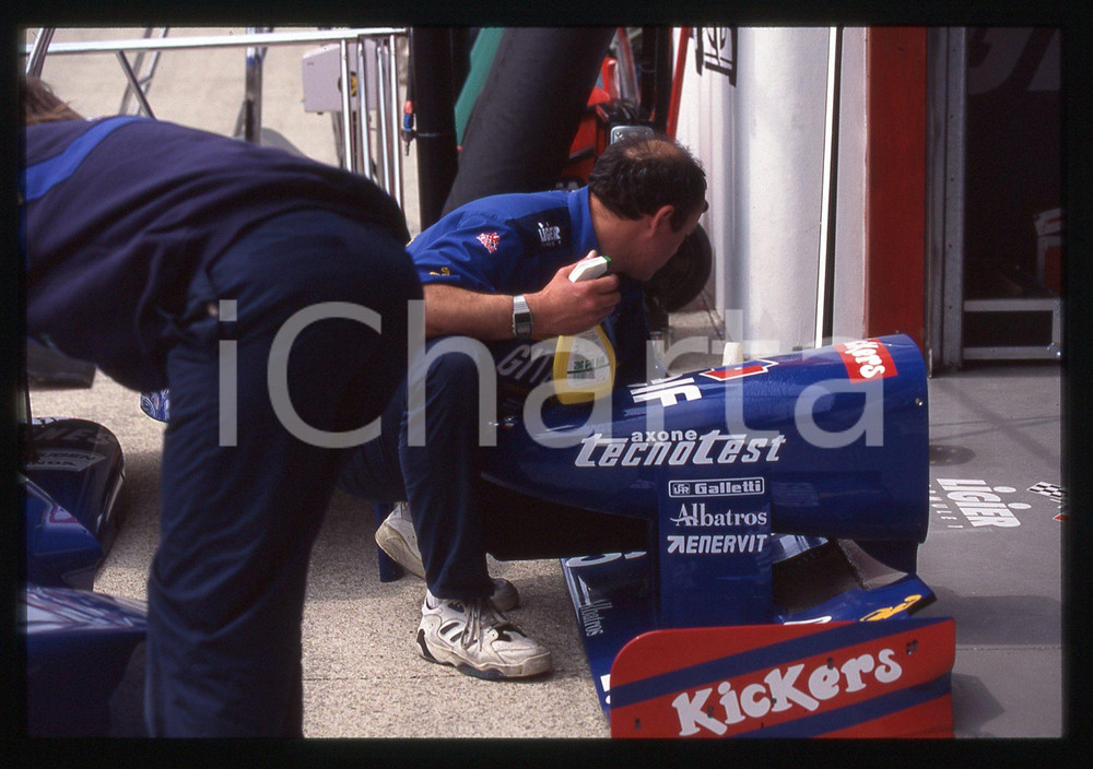 35mm vintage slide* 1995 IMOLA F1 - Tecnico LIGIER nei box della scuderia